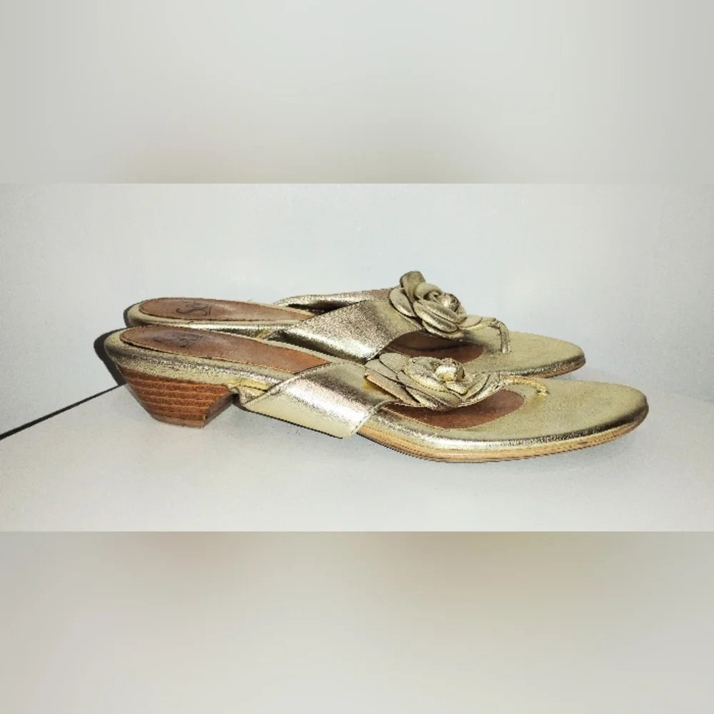 GOLD LEATHER ROSETTE SANDALS - Picture 3 of 7